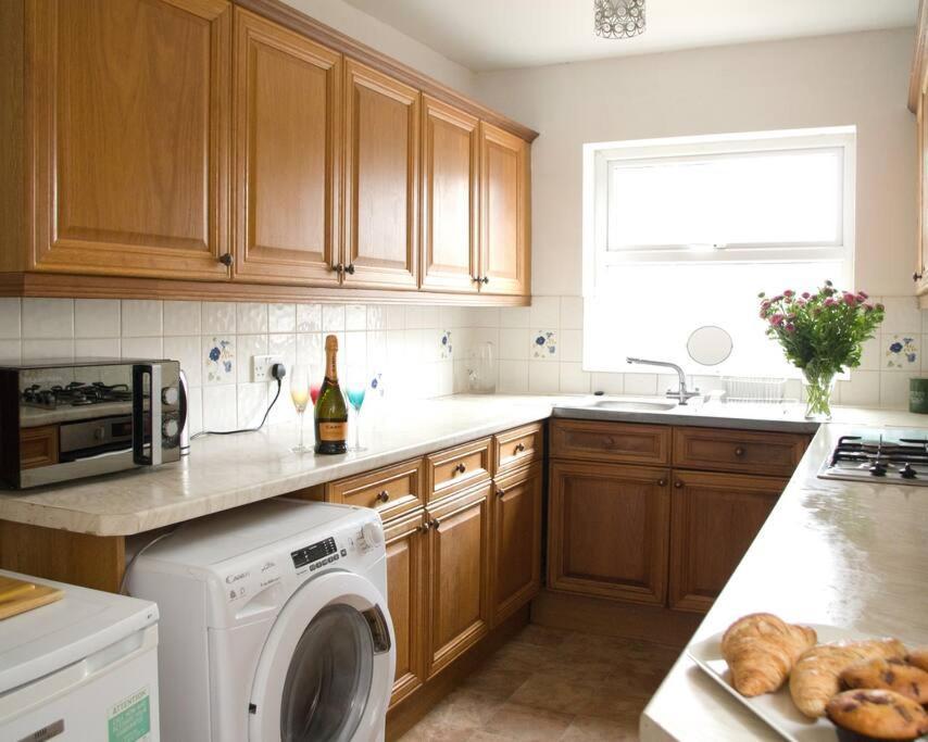 City Centre 4 Bedroom House Winchester Extérieur photo